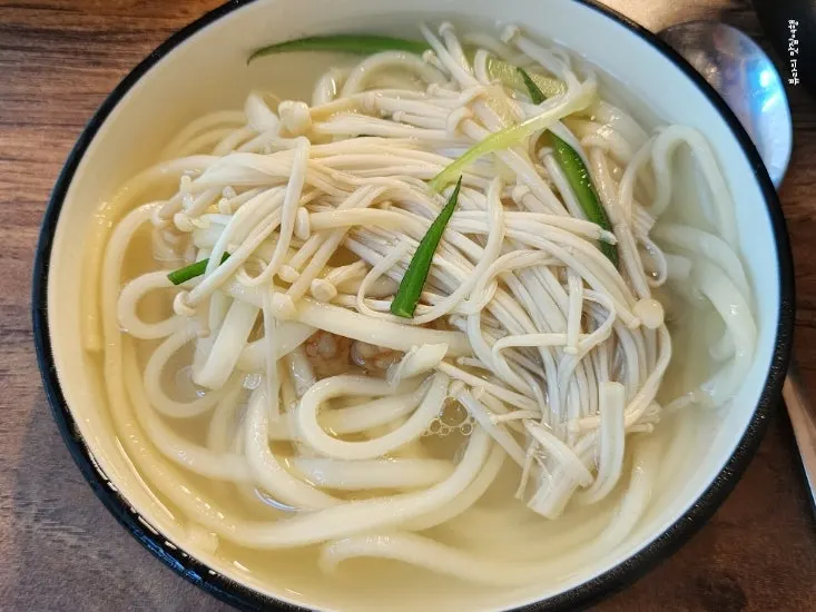 해물이 가득한 복칼국수 국물