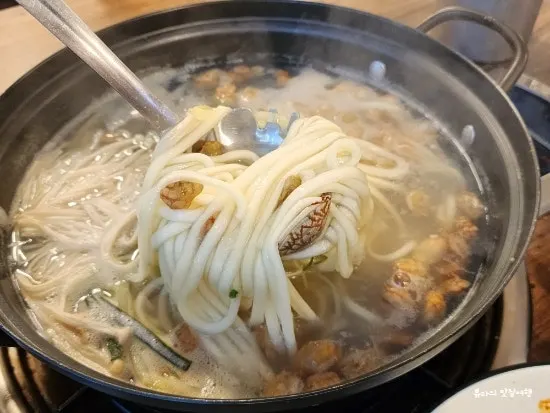 칼국수 면에 겉절이 김치를 곁들인 모습