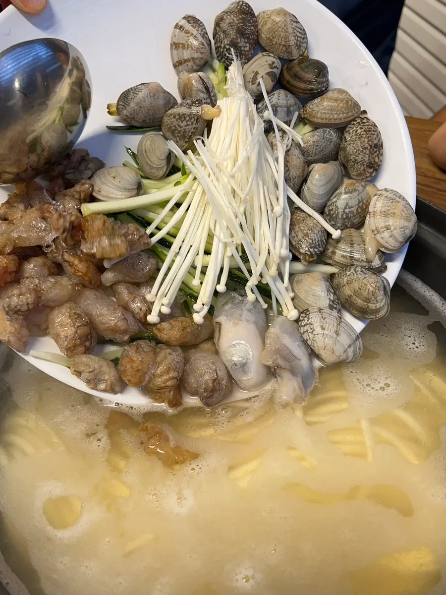 해물이 가득 올라간 복해물칼국수 냄비