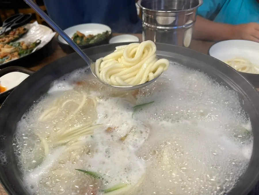 국물을 떠올린 복어육수 한 국자