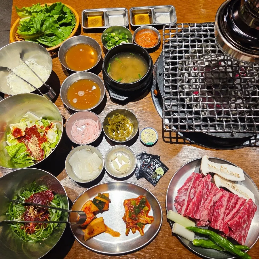 Side dishes served alongside the whole short rib