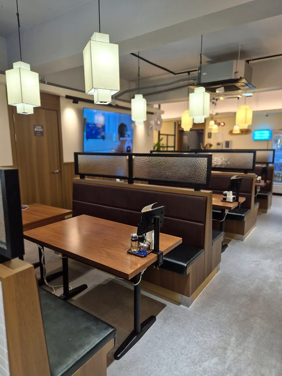 Table setup before ordering at Yugwanjang Omokgyo Station