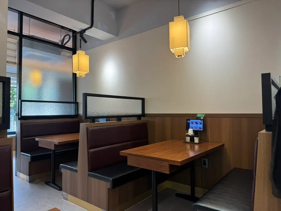 Spacious, clean hall tables at the Chinese restaurant