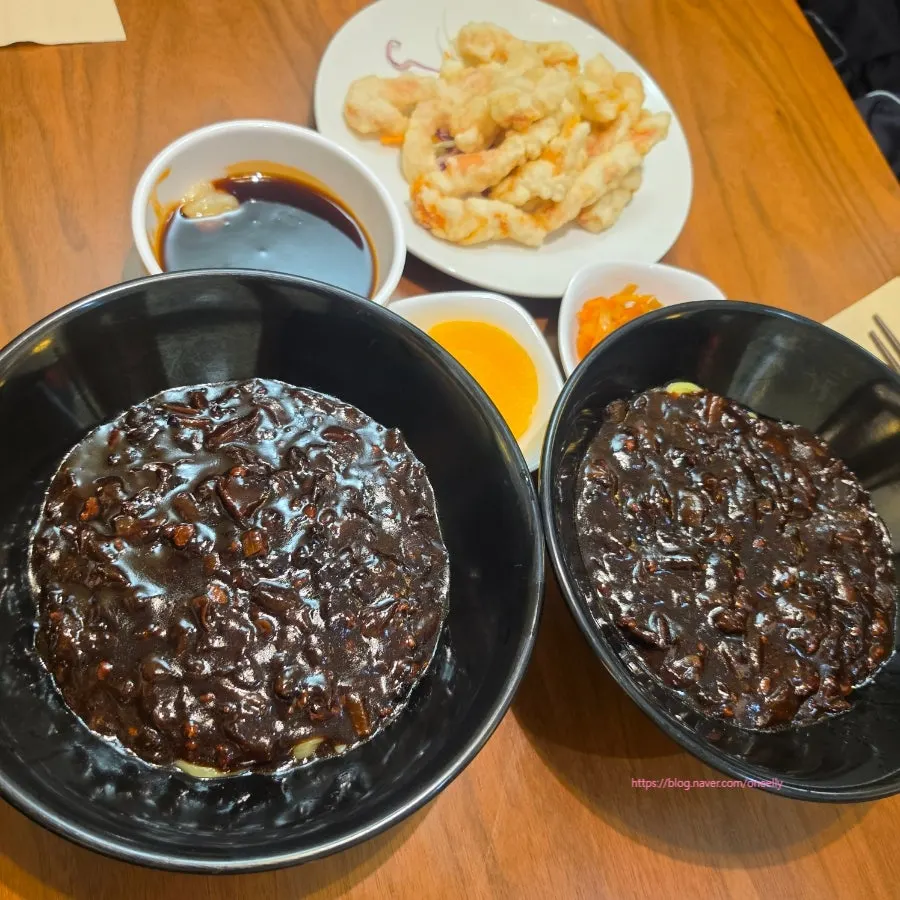 소스가 올라간 미니 탕수육 접시