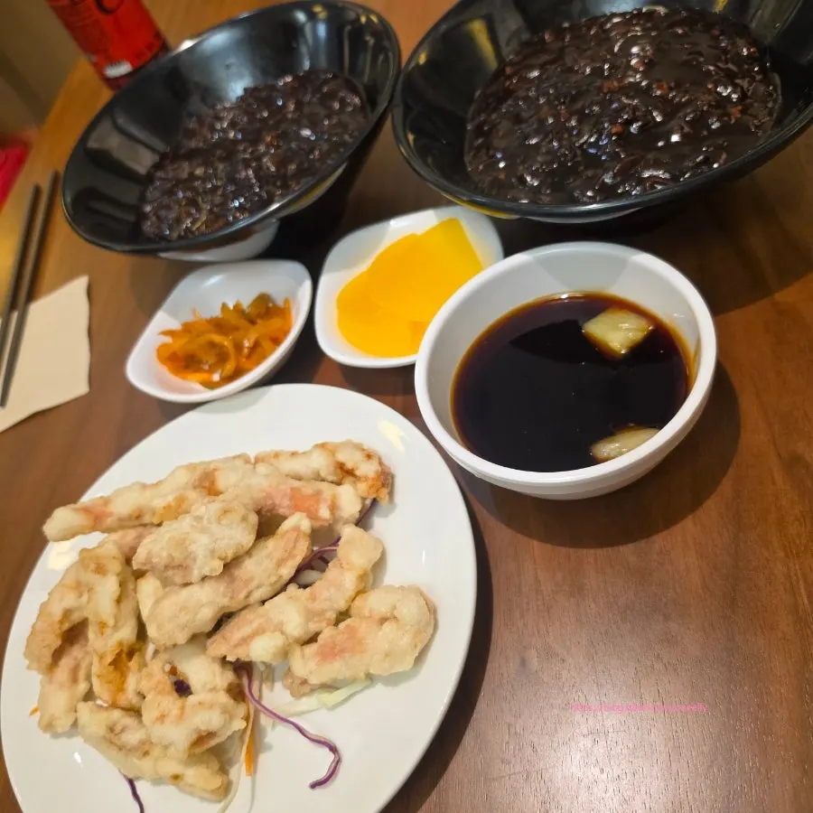 뜨끈하게 나온 짜장면