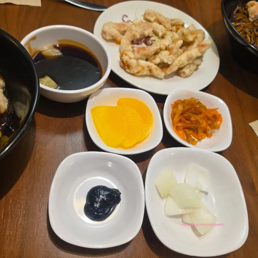 짜장면과 탕수육을 함께 놓은 테이블