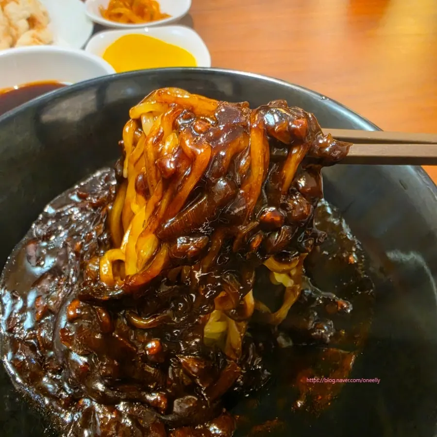 골고루 비빈 짜장면 면발