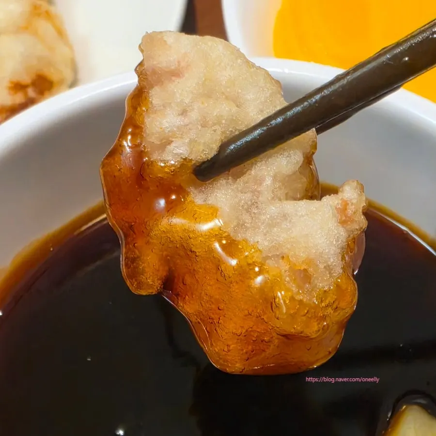 소스에 찍은 탕수육 한 조각