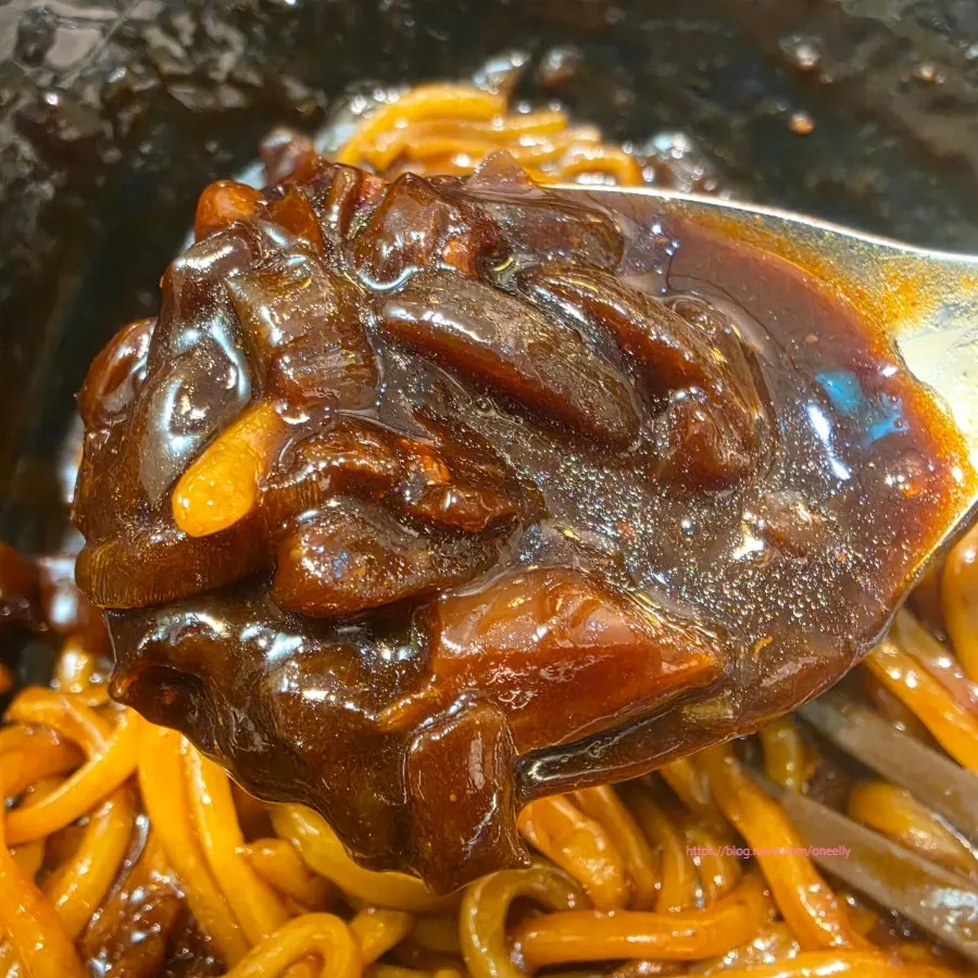 비운 짜장면 그릇과 남은 탕수육