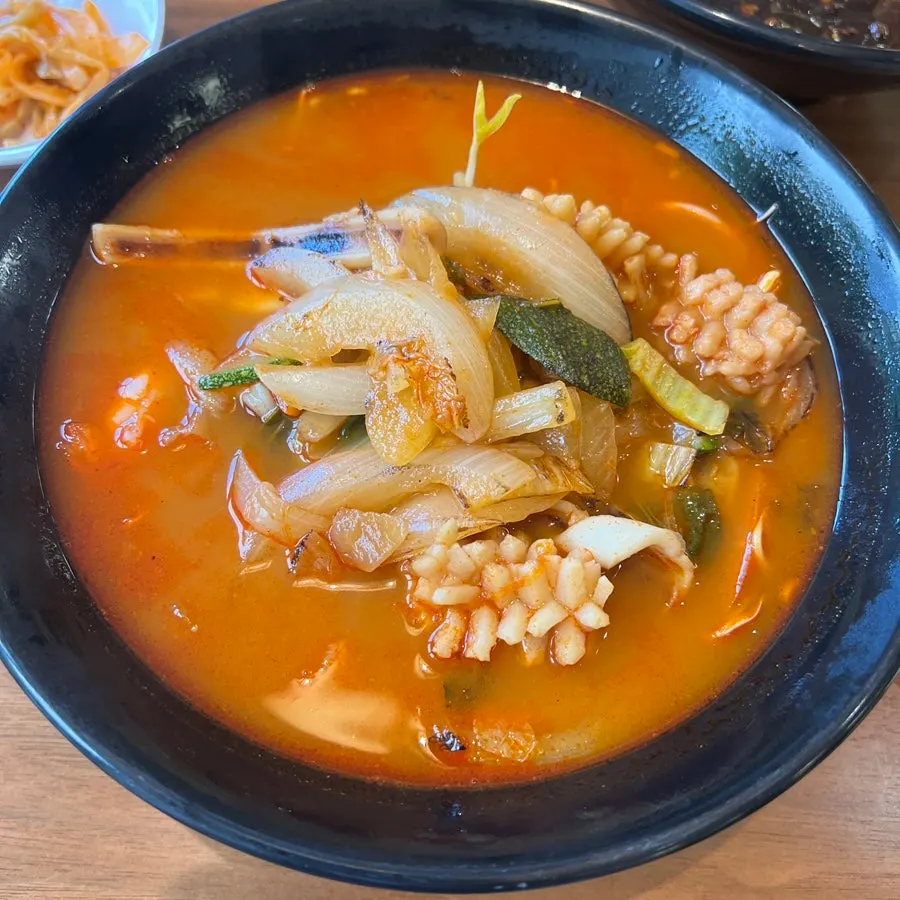 Jjajangmyeon and jjampong served together on the table