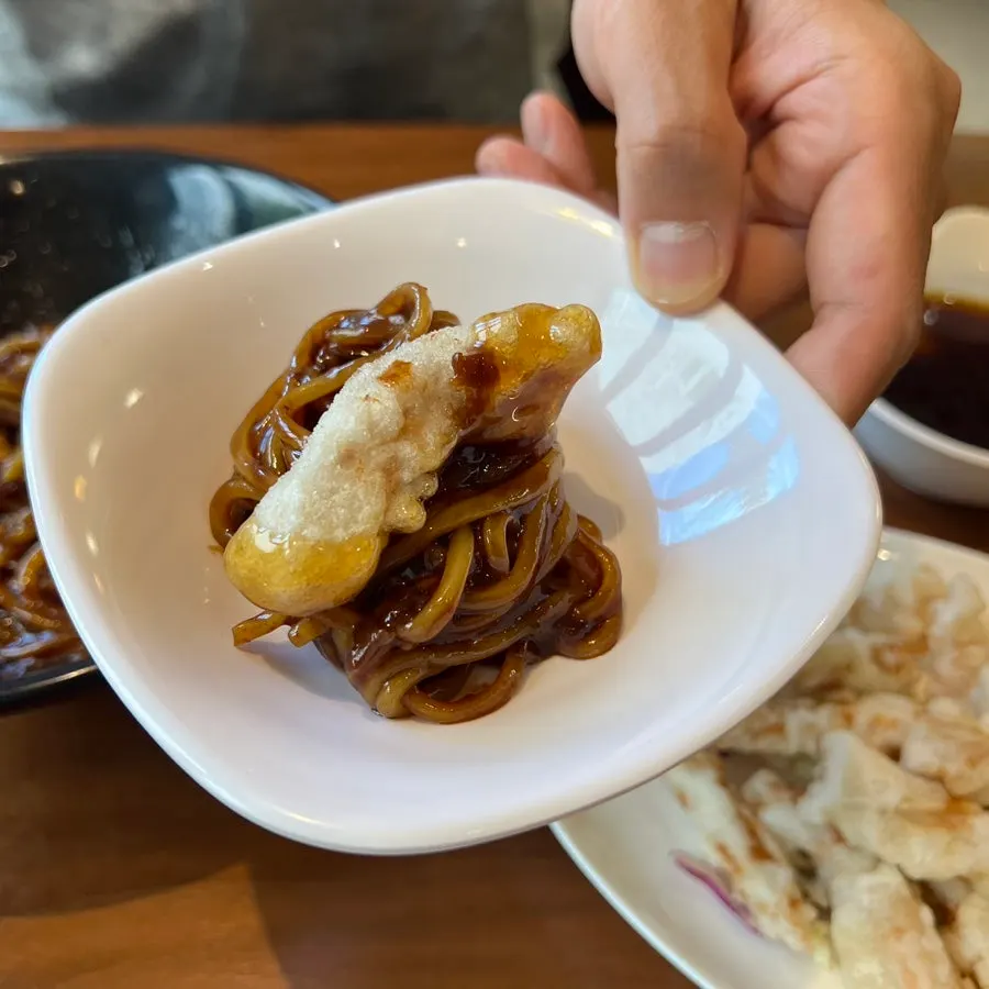 Table setup for alternating between jjajangmyeon and jjampong