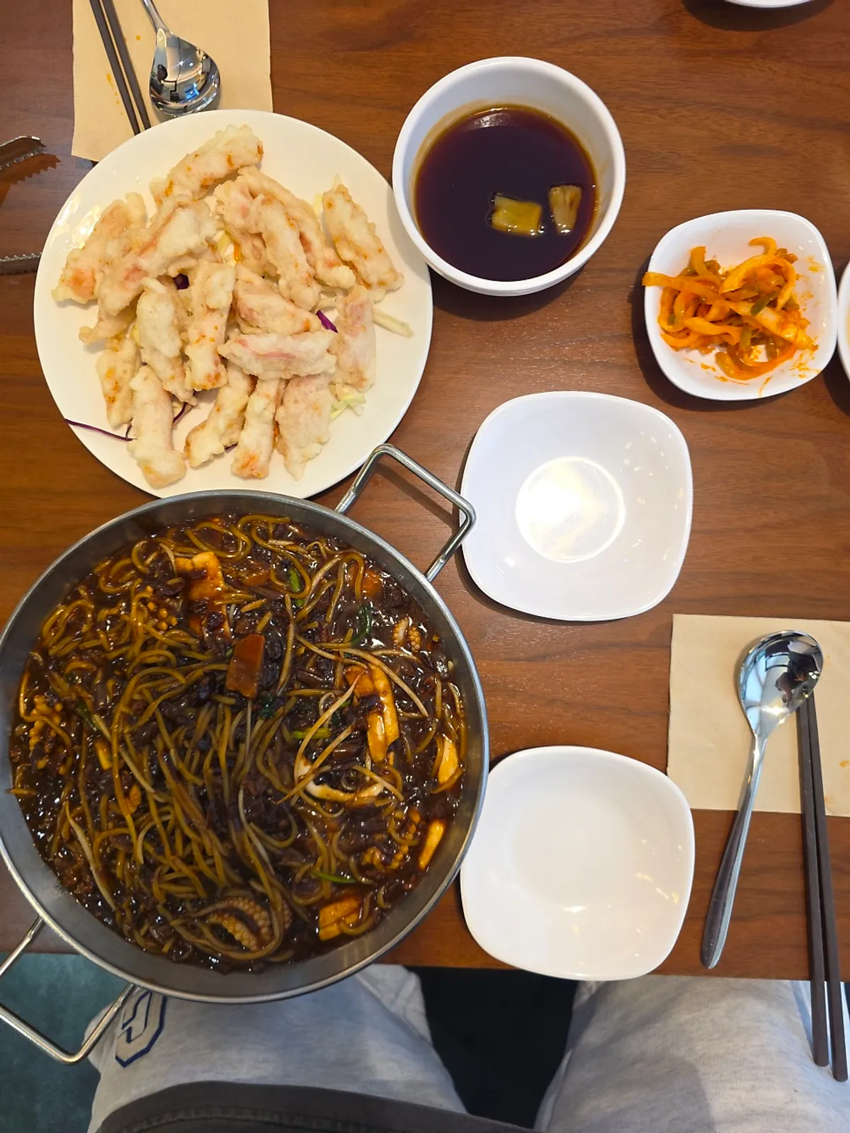 해물쟁반짜장과 미니 탕수육이 차려진 한 상