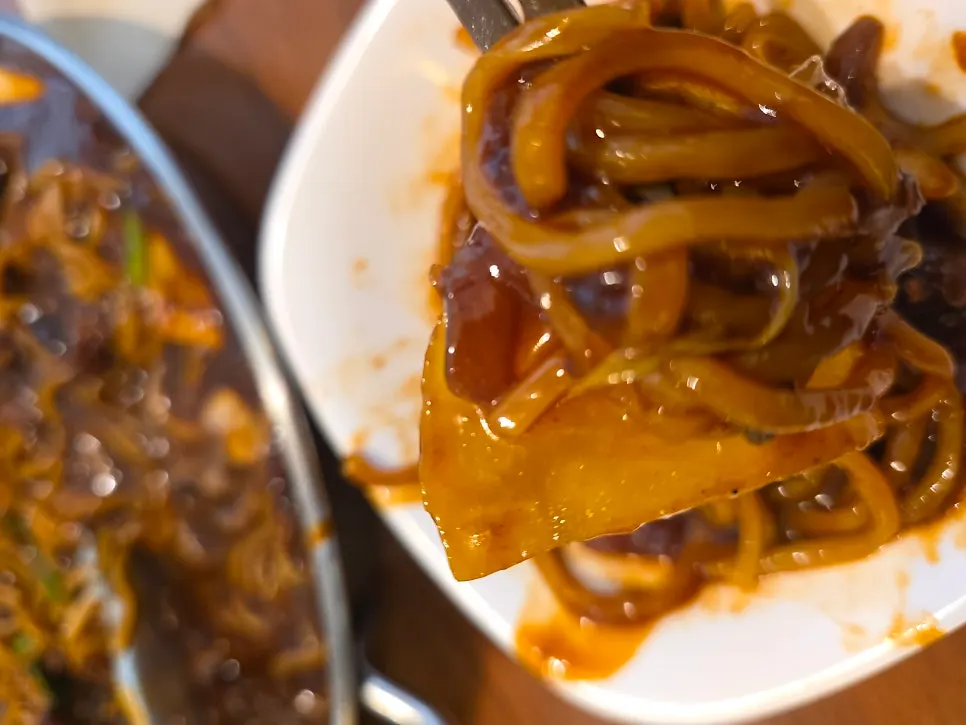 Close-up of the seafood tray jjajang from the side
