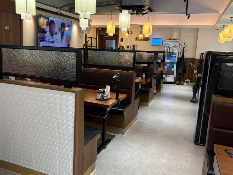 Clean interior of the Yugwanjang Banjeom Omokgyo Station Branch