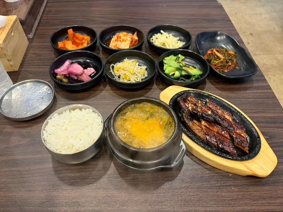 층고 높고 테이블 간격 넓은 유일장어 홀 내부