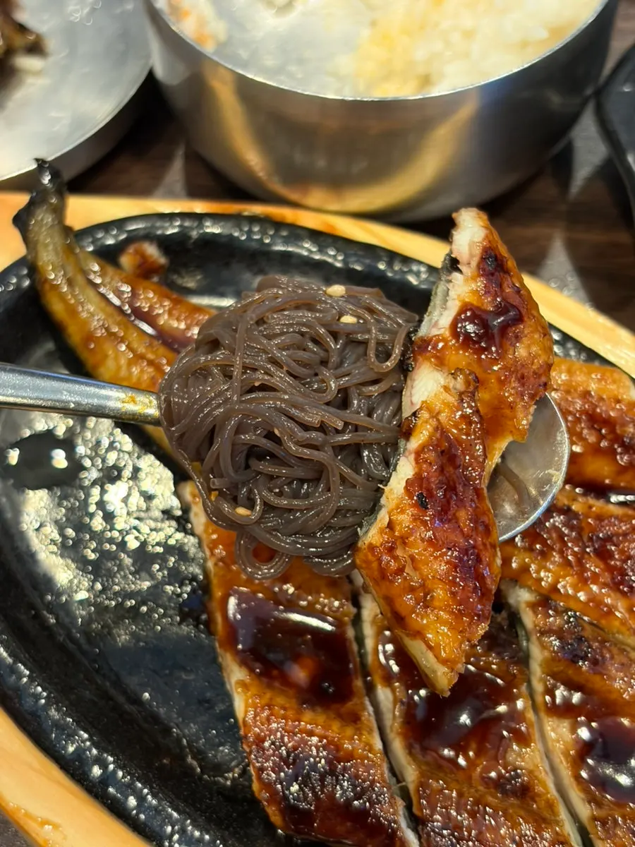 장어탕 국물 근접 사진