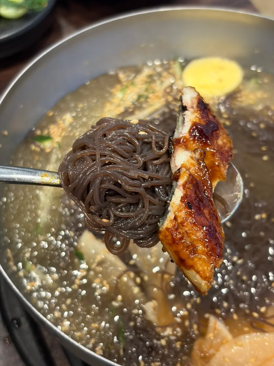 냉면 면발 근접 사진