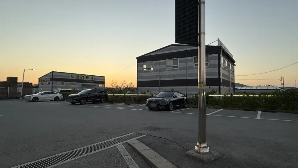 Yuil Jangeo's wide dedicated parking lot