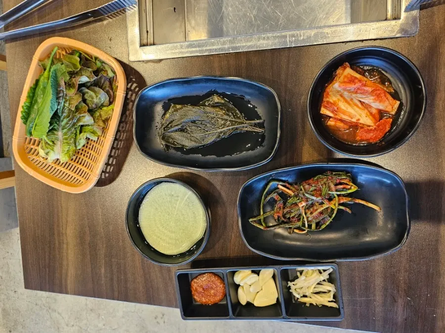 세팅된 반찬과 미역냉국