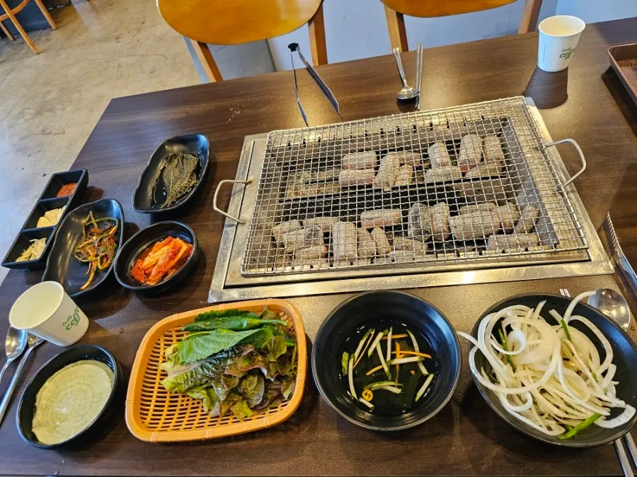 초벌해 나온 장어 접시