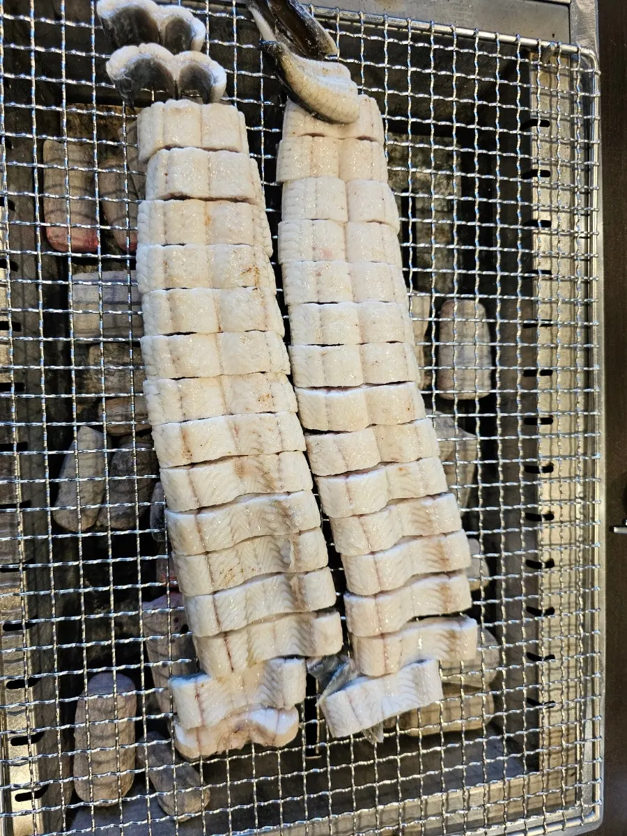 참숯 화로 위에서 굽는 장어