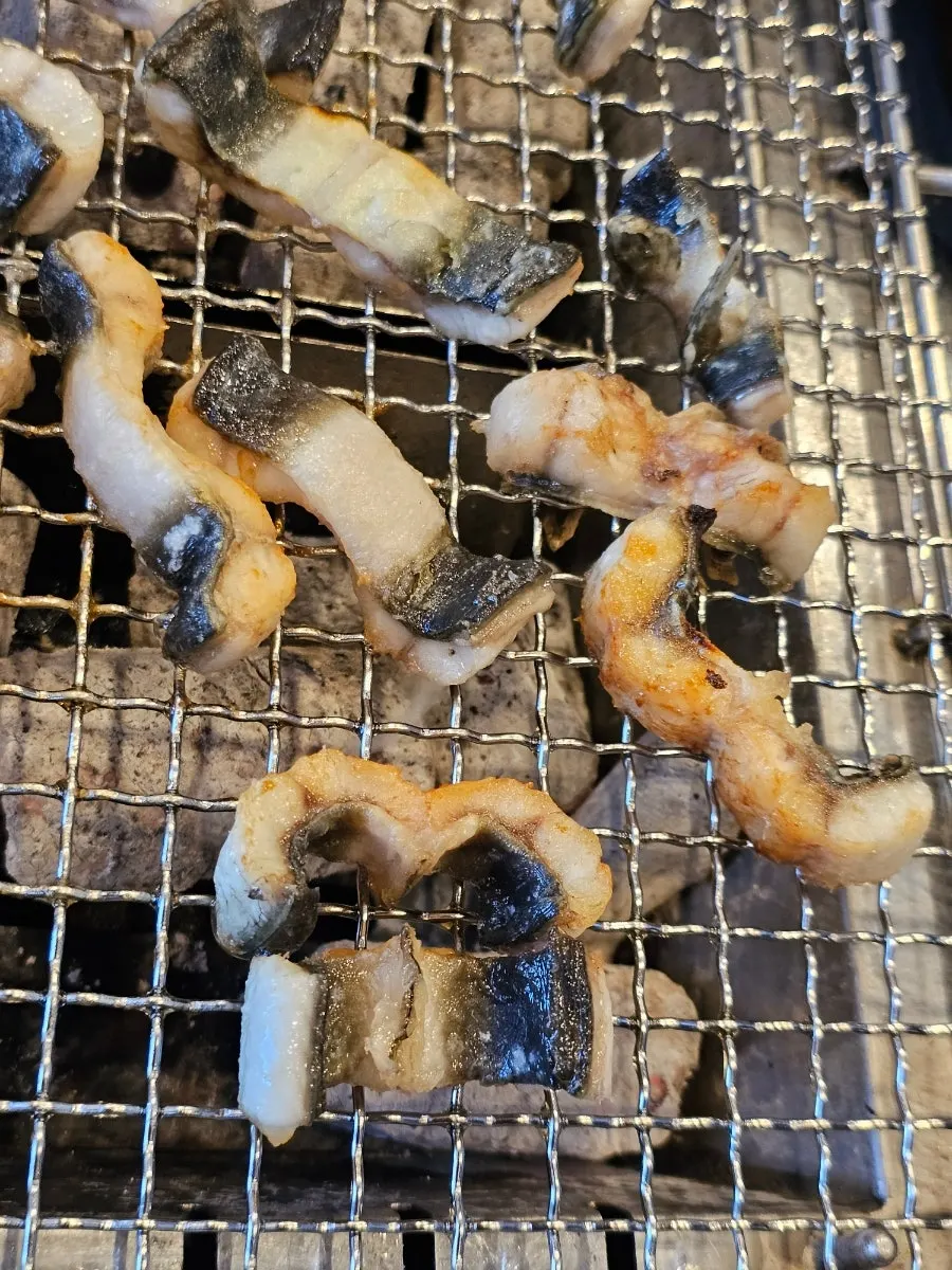 소금기름장에 찍은 장어구이