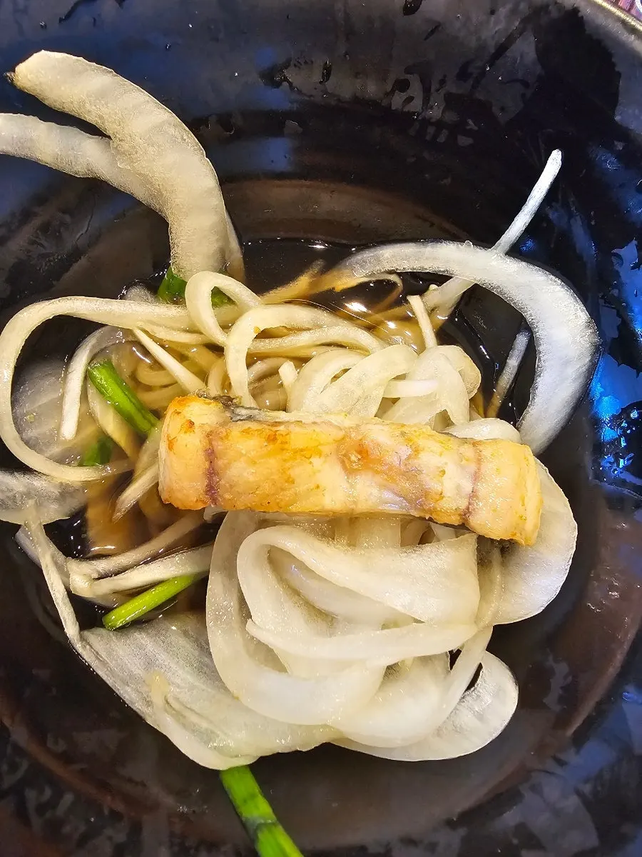 간장양파무침과 곁들인 장어