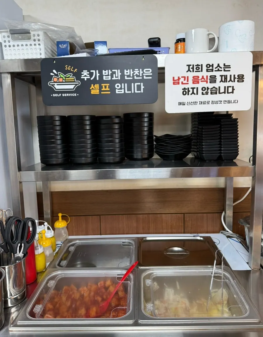 ลายเซ็นคนดังบนผนังร้าน