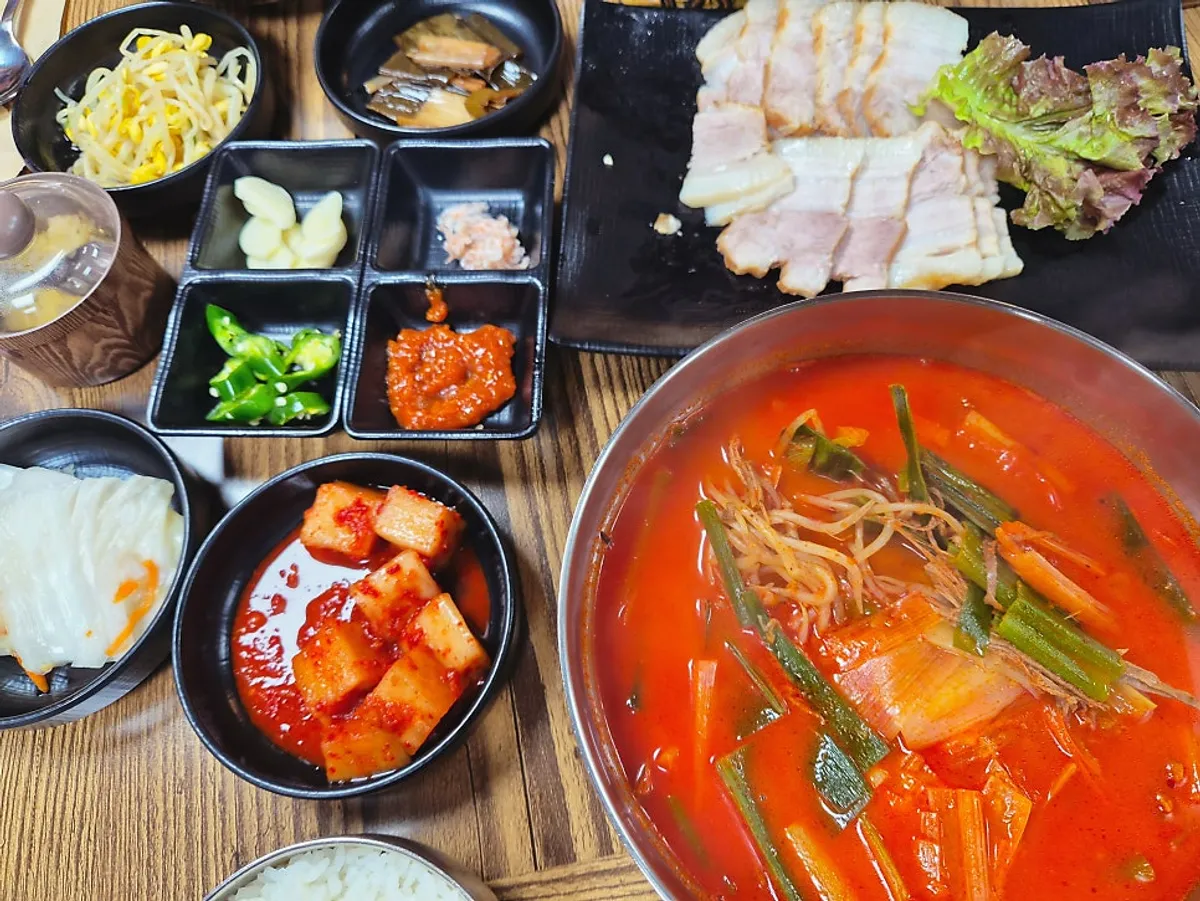 A full spread of yukgaejang at Yukbanjang Daegu Branch near Gwangjang Coa