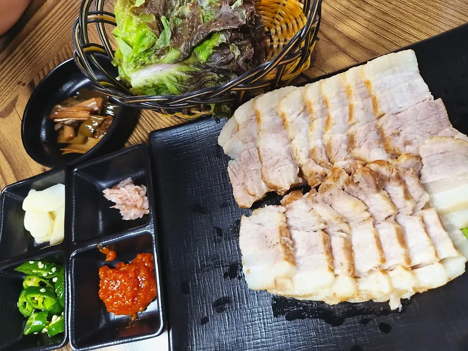 A plate of Yukbanjang's small pork belly herbal bossam