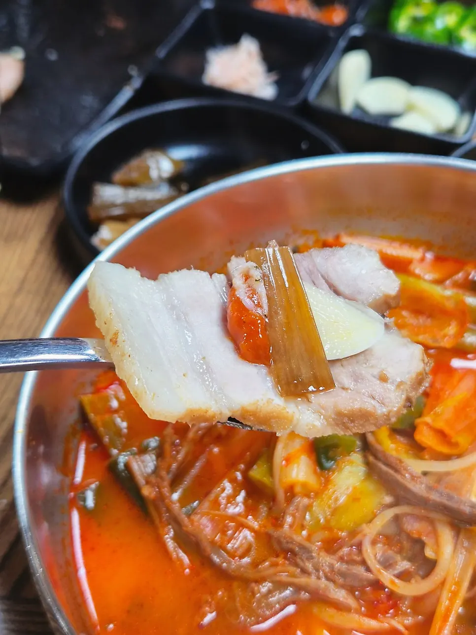 Pork belly herbal bossam eaten together with yukgaejang