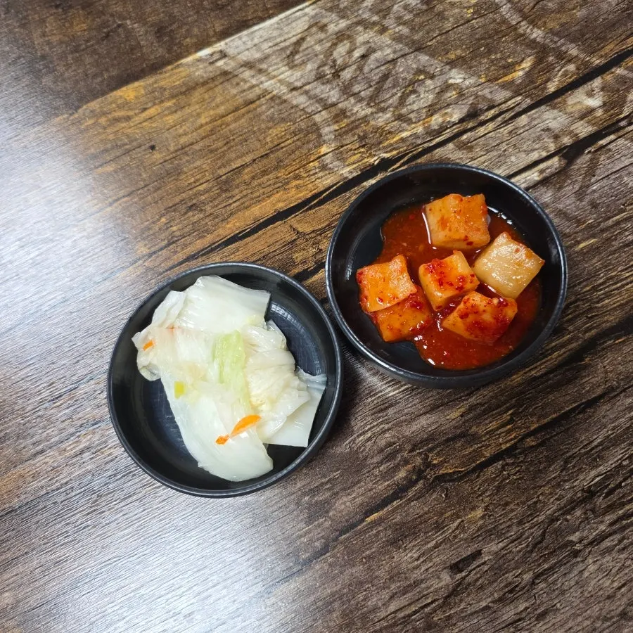 밑반찬으로 나온 깍두기와 백김치