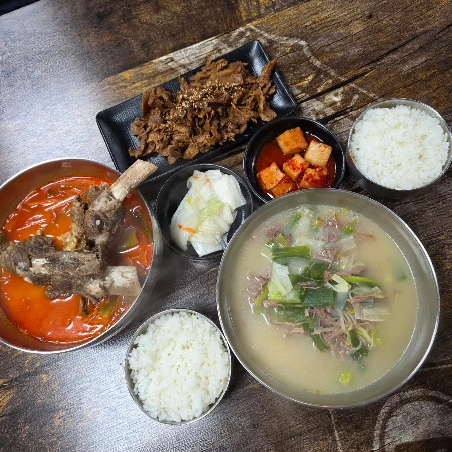 왕갈비 육개장과 하얀 육개장, 석쇠 불고기 한 상