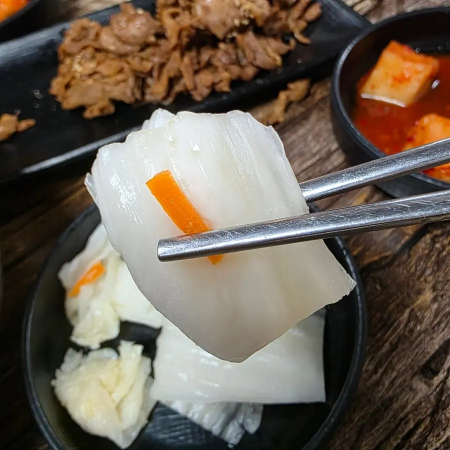 육개장과 반찬을 곁들인 식사 장면