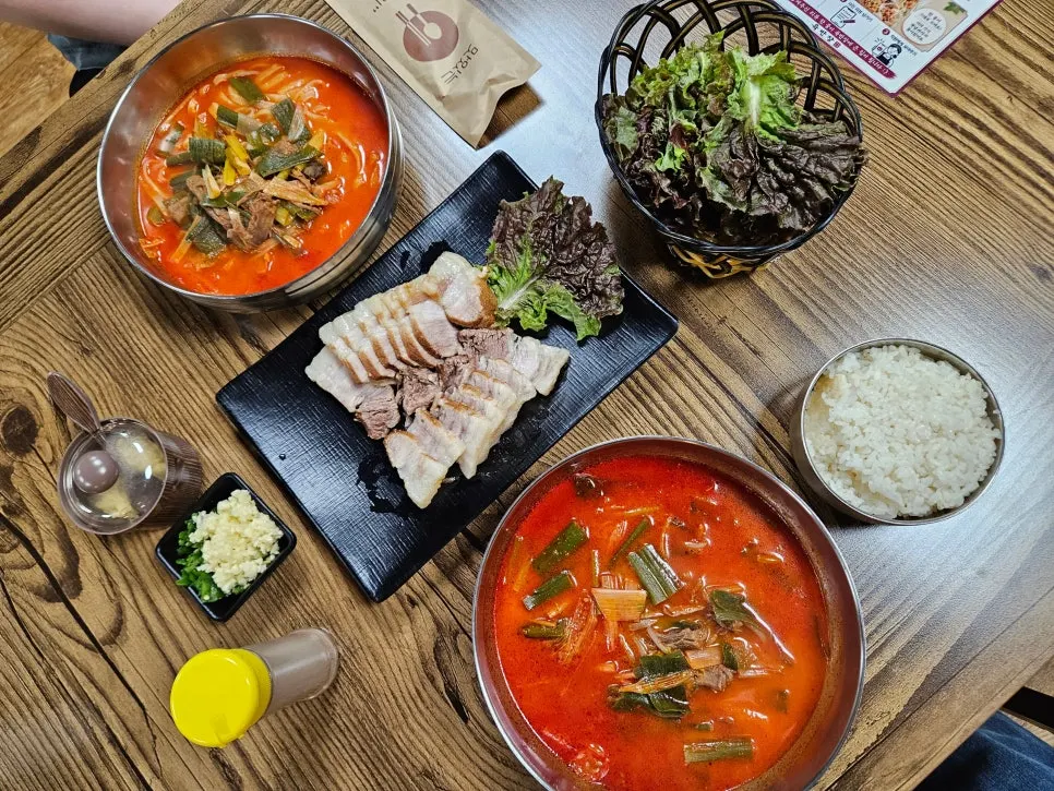 빨간 육개장과 칼국수 육개장, 한방 수육 상차림