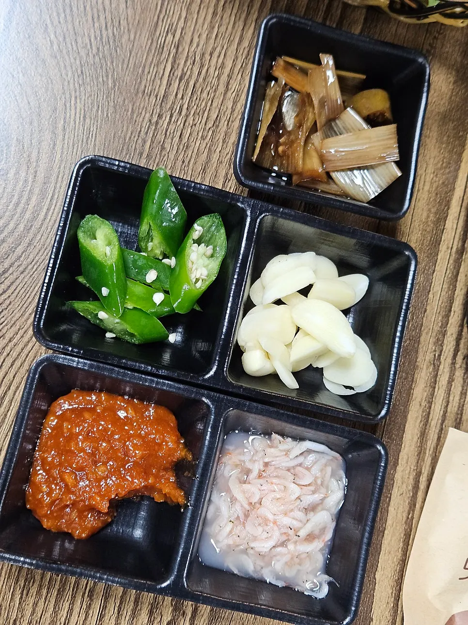 한방 수육에 함께 나온 상추와 쌈장