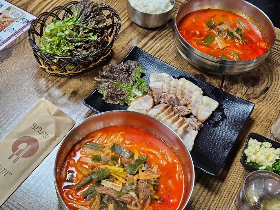 푸짐하게 차려진 육반장 저녁 한상