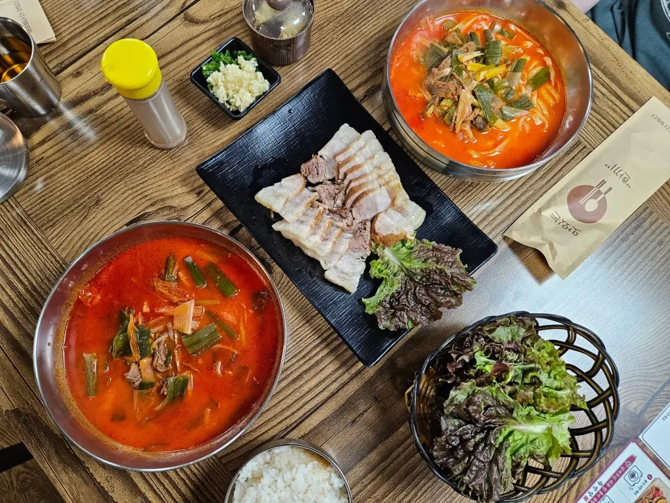육개장과 반찬이 놓인 테이블 전경