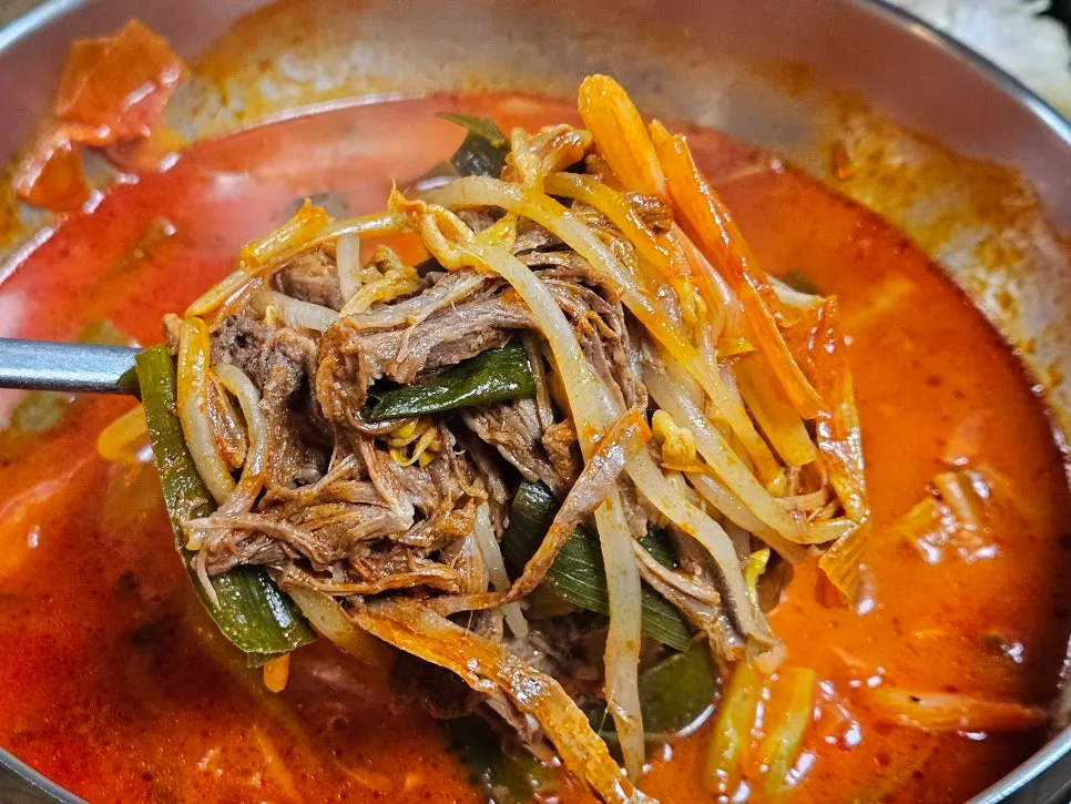 소고기 건더기가 푸짐한 빨간 육개장