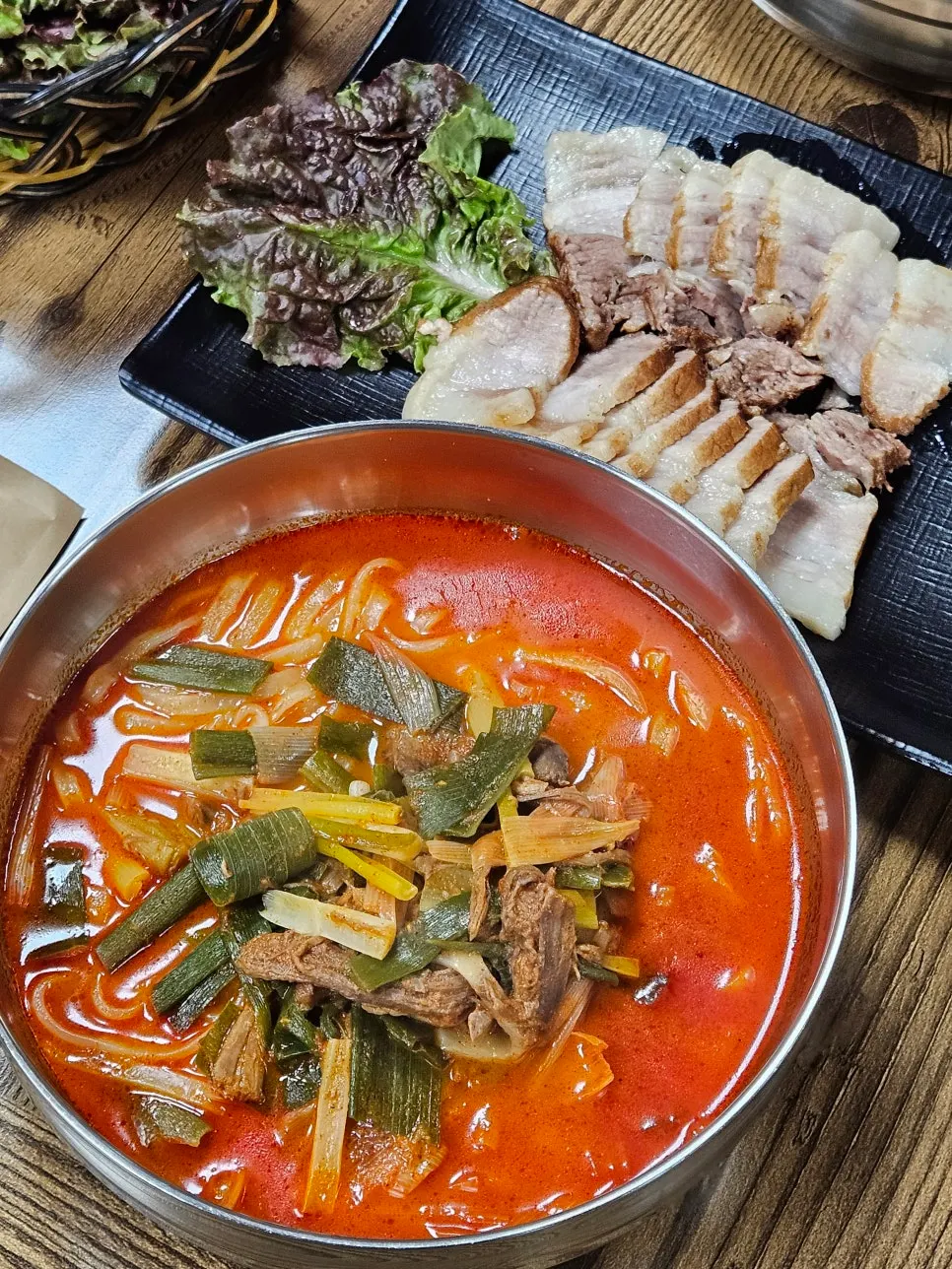 칼국수 육개장 한 그릇