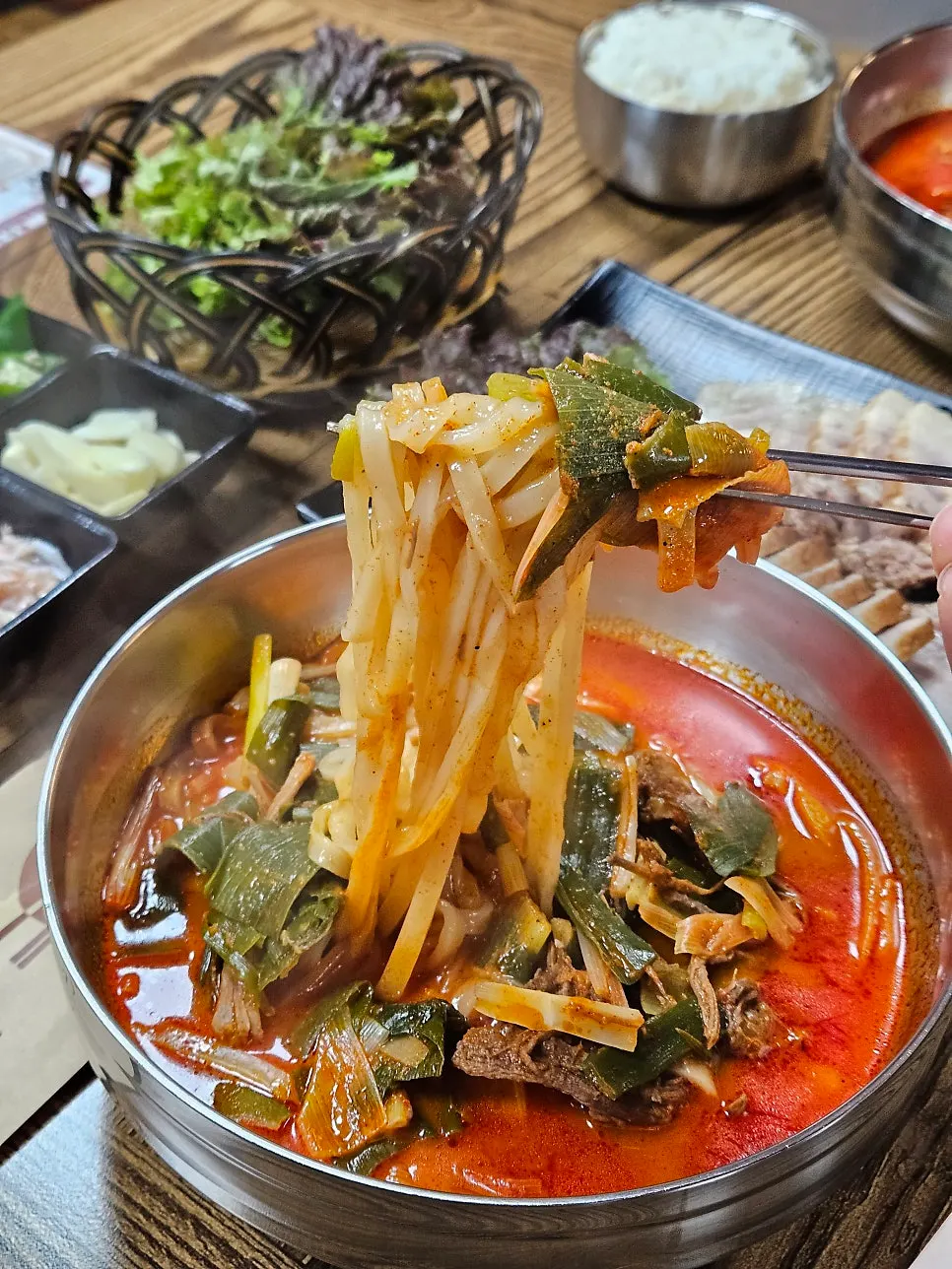 칼국수 육개장 면발을 들어 올린 모습