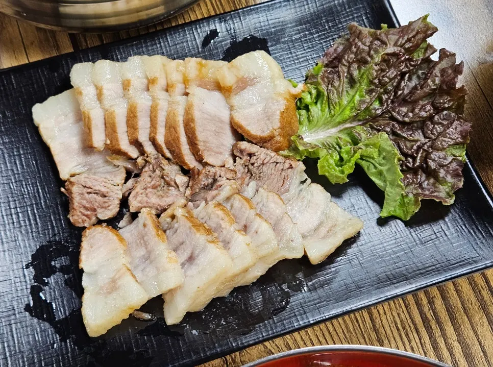 부드럽게 썰어 나온 한방 수육