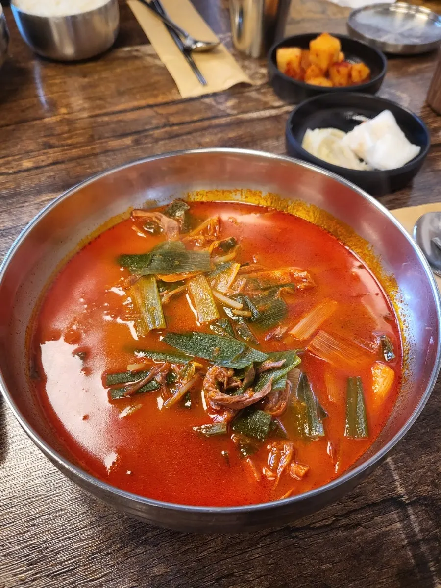 대파와 소고기가 듬뿍 든 빨간육개장