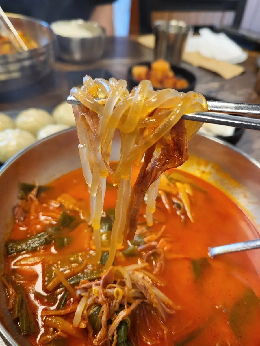 육개장 국물에 밥을 말아 먹는 한 끼