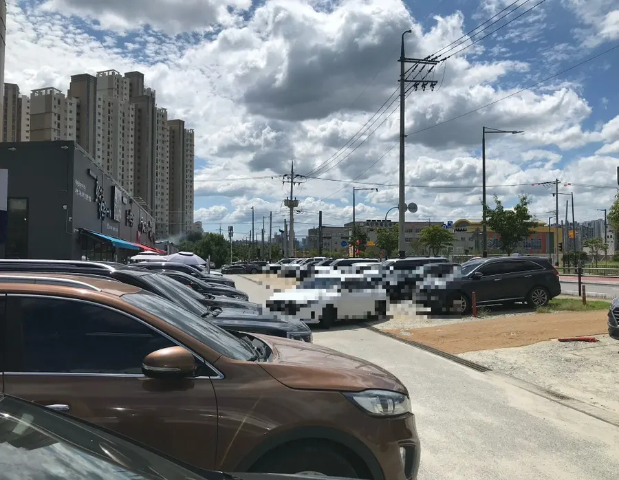 肉大將天安白石店前寬敞的共用停車場