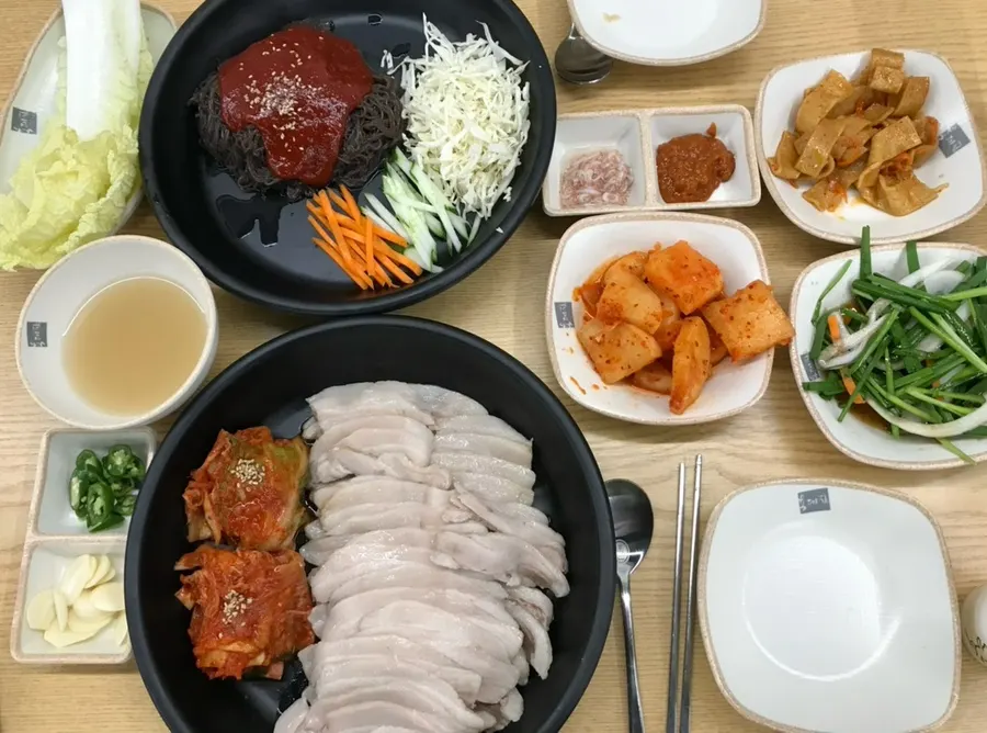 菜包肉大份與涼拌盤面套餐一整桌