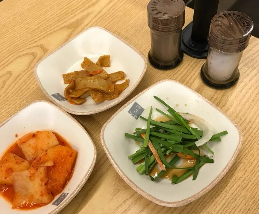 從自助吧拿來的三種小菜