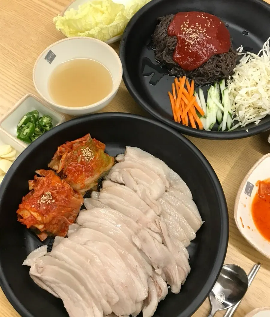 油亮的梅花肉菜包肉