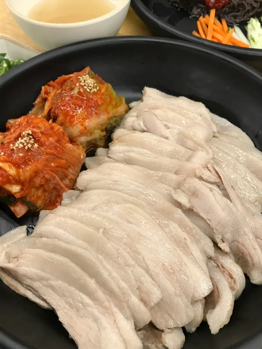 與菜包肉一起上桌的泡菜
