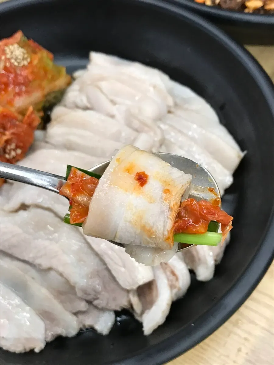 大蒜、大白菜、辣椒、蝦醬等生菜包肉配料